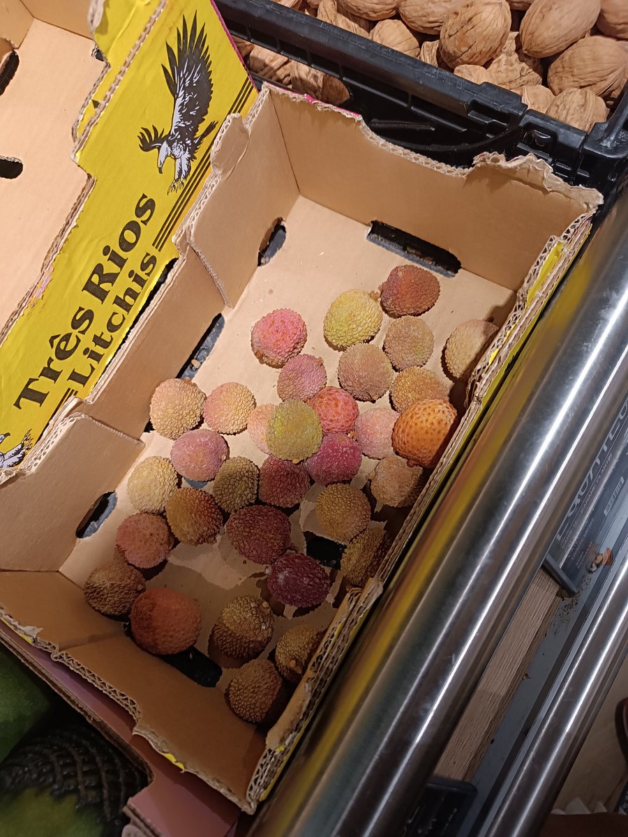 Mozambique lychees make me happy, so I guess I’ll nearly buy them all 🤗