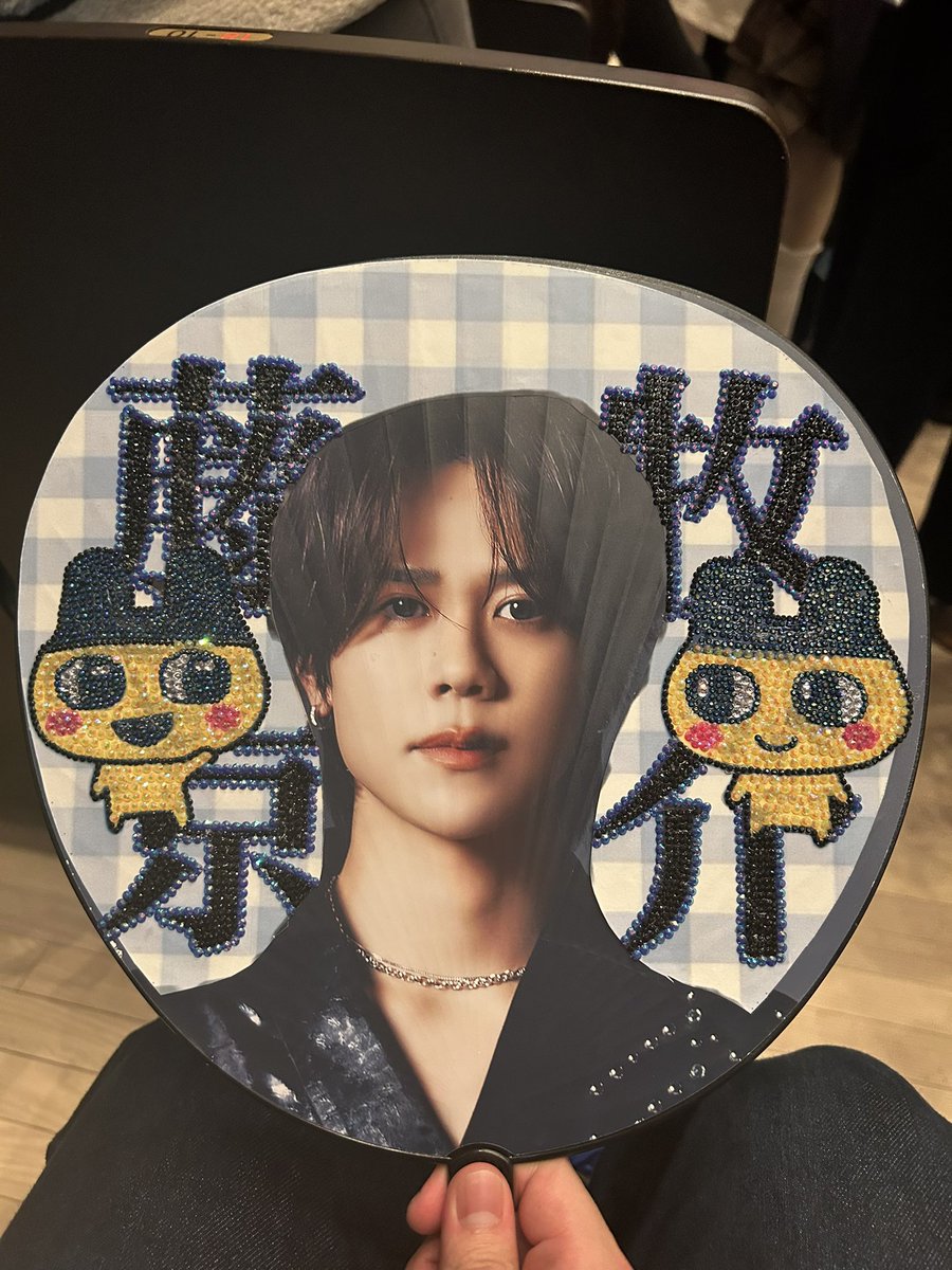 w_mye8's tweet photo. ショケ参戦に向けて準備したデコうちわ！
記念すべきうちわ作り第1号です！！💙

計画性なくていろいろ間に合わなかったので2026年の新たな趣味を『うちわ作り』にします！！

 #INI_NEWYEAR_SHOWCASE https://t.co/XBxYSxlRY1