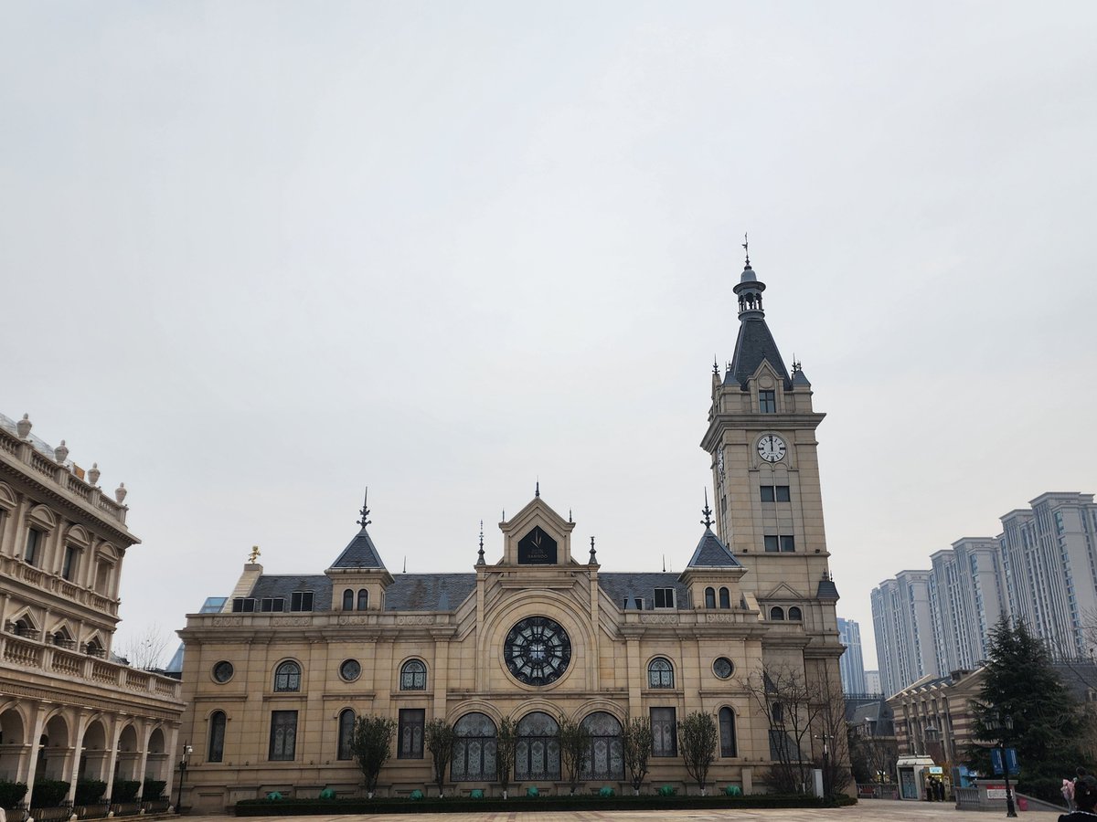 dyua_dyua's tweet photo. 🇨🇳중국 대련 여행 추천하는 이유 4가지
1. 가깝다
1시간 15분이면 중국 뚝딱인데, 내가 갔을 땐 50분만에 도착해버림;;

연차 안 쓰고 여행 가능. 금요일 퇴근 후 출발 ~ 일요일 저녁 도착 굿굿!

2. 싸다
항공권도 싸고 물가도 쌈!!

1)항공권
보통 항공권 왕복 20만원이면 살 수 있음. 싸게 가면 12만원에도 감. 

국적기(아시아나, 대한한공)의 경우 15만원~27만원 정도라 저렴한 편!

2)음식
사진에 있는 미쉐빙청 아이스크림 2위안(500원도 안함), 베이징덕 반마리+오리탕 73위안(만 육천원 정도)

식비는 아낄라면 한 끼에 삼천원으로도 해결 가능. 가서 부자처럼 가격 신경 안 쓰고 먹을 수 있음!! 물론 백화점은 비싸긴 ��.

3)교통비
택시비도 싸서 하루 죙일 택시타고 다��.

QR결제로 띡띡하면 끝나니까 돈을 물처럼 쓰는데 생각보다 얼마 안 나가서 막 쓰게 됨ㅋㅋ

3. 한적하다
중국 치고 사람이 없음. 겨울에 가서 그런가 상해갔을 때 생각하고 각오하고 갔는데 그냥 한국에서 동네 길거리 걸어다니는 수준의 인구였음.

4. 기념품 천국
바닷가라서 바다와 관련된 기념품 겁나 많고, 쇼핑몰 곳곳에 피규어 상점이 즐비해있어서 아낀 여행 경비로 기념품 쓸어옴.

유일한 단점이자 장점은 갈만한 곳이 한정적이라는 점. 
- 동방수성(사진에 있는 짭 베네치아), 야시장, 러시아거리, 성해광장, 중상광장 등등 

갈 곳이 많지 않으니까 2박 3일로도 충분히 구경할 수 있어서 오히려 좋음.