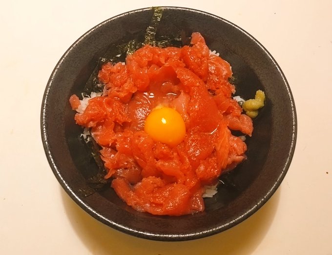 隣の店の人にマグロの中落ち頂いたから丼にした 