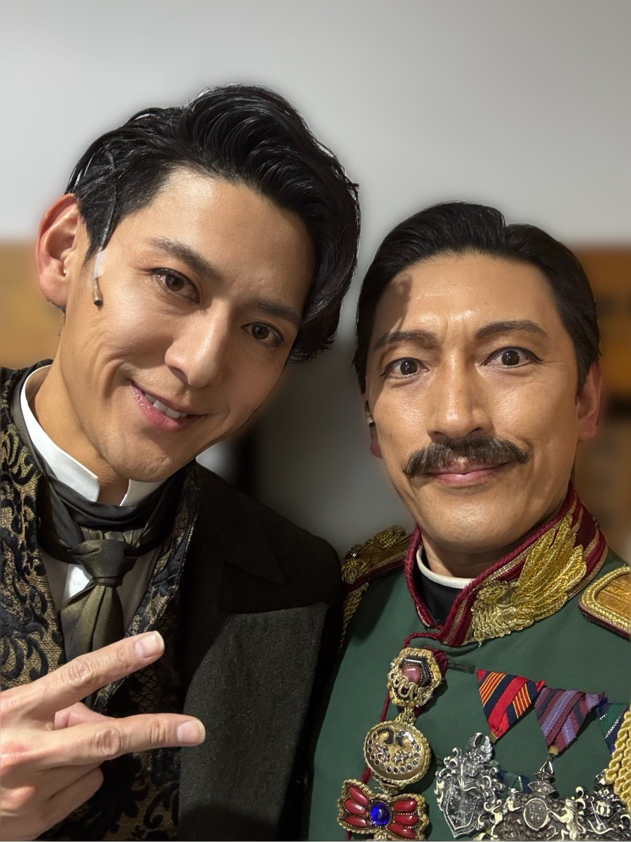 #エリザベート 昼夜公演終演。夜公演お越しの皆様、マイクトラブルもありましたが、温かい熱い拍手を誠に誠にありがとうございました。
残り3日間4公演です。配信含め、どうぞ最後までお楽しみくださいませ(^^)感謝

本日誕生日の #佐々木崇 ちゃんと。
#エルマー デカい…
#シュヴァルツェンベルク