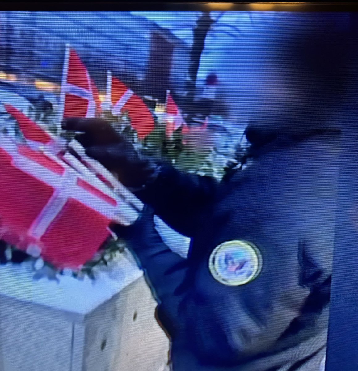 Den måde man i USA hylder sine veteraner, mener jeg er et forbillede til efterfølgelse herhjemme. 
Men hvorfor andre landes veteraner skal tales ned til er helt uforståeligt. 
Oveni er det meget ufølsomt, at <a href="/usembdenmark/">U.S. Embassy in the Kingdom of Denmark</a> ikke kan holde fingrene fra flag placeret på offentligt