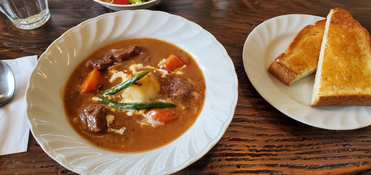 今日は友達６人でランチでした(１人欠席)
PTA本部を引き受けたとき出会った人たち
毎日のように集まって、本当に忙しく大変だった
でもそのお陰で出会う筈のない別学年のお母さんたちに出会い、気が合って20年の付き合い
あのときの自分に「今頑張れば、一生の友達ができるよ」と伝えたい