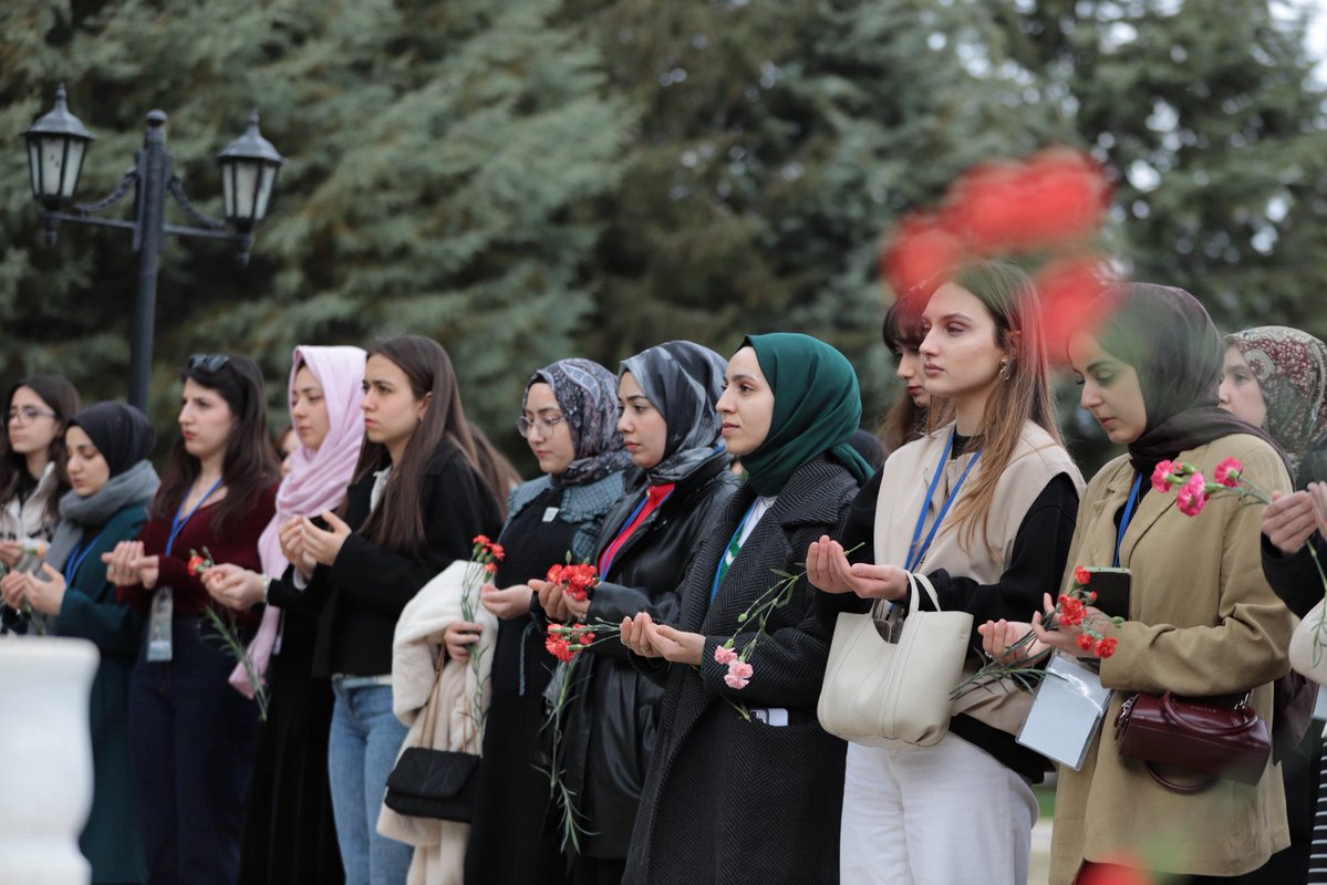 Kampımızın en anlamlı duraklarından biri: Şehitlik ziyareti.
Öğrencilerimiz dualarla andı, karanfillerle minnetini gösterdi.

Bu vesileyle aziz şehitlerimizi ve kahraman gazilerimizi saygı, rahmet ve şükranla anıyoruz.
Bu bilinçle yetişen gençlik, Türkiye’nin en büyük gücü.
