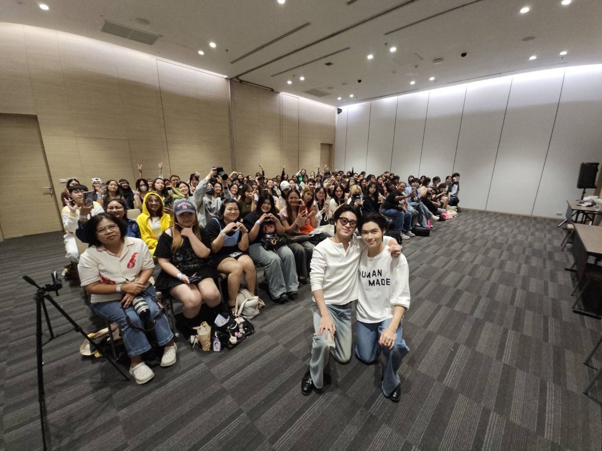 GmmtvShop's tweet photo. ลูค - มิค ดีใจที่ได้เจอทุกคนในกิจกรรม Fan Sign งานนายอินทร์สนามอ่านเล่น ตอน อ่านเข้าเส้น(ชัย ) ขอบคุณที่มาหากันนะครับ

@lukepeemsan @mickmetas

#สนามอ่านเล่น2026xLukeMick
#GMMTV https://t.co/25KtpLRBTL