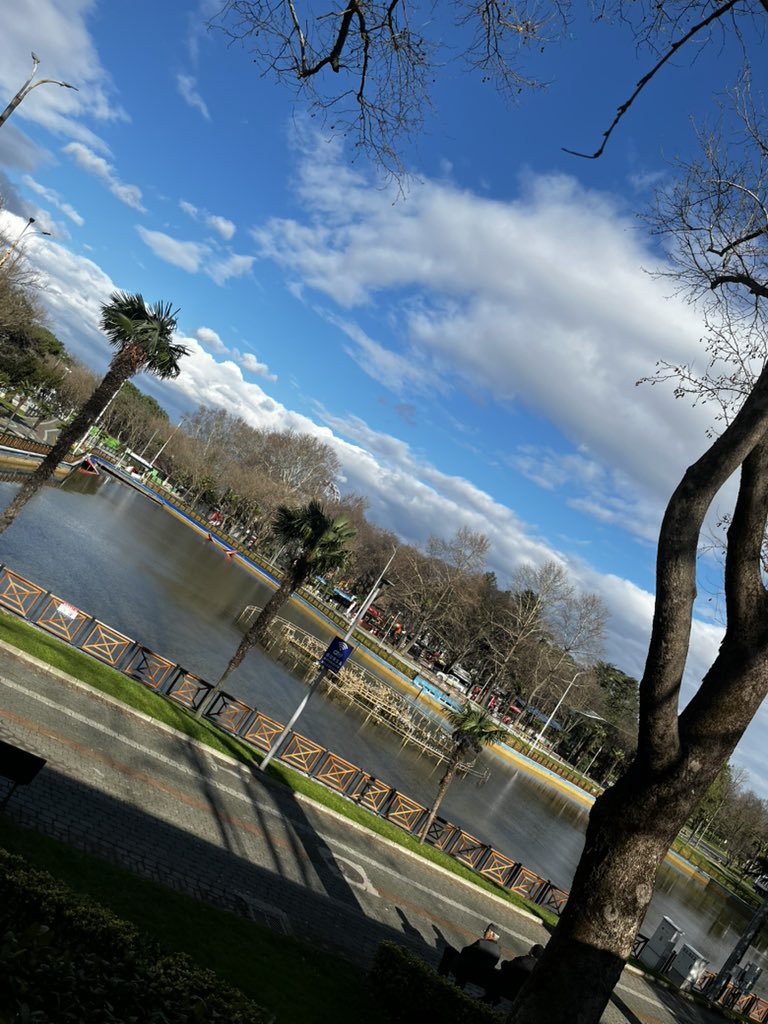 Çay var içersen buyur gel