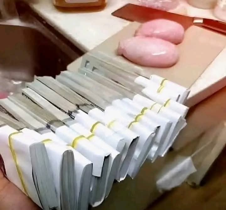 samibangash004's tweet photo. تھائی لینڈ میں ایک شخص نے اپنے "انڈے" فروخت کر ڈالے کیونکہ وہ اس رقم سے مرسڈیز گاڑی خریدنا چاہتا تھا اور انڈوں کے بدلے اسے 2.6 ملین ڈالر ملے 🥴 https://t.co/JIIhudEnlZ