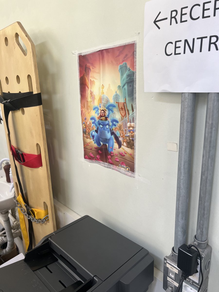 jofaster's tweet image. Tem um pôster de Clash Royale na recepção do hospital que estou, tipo ???