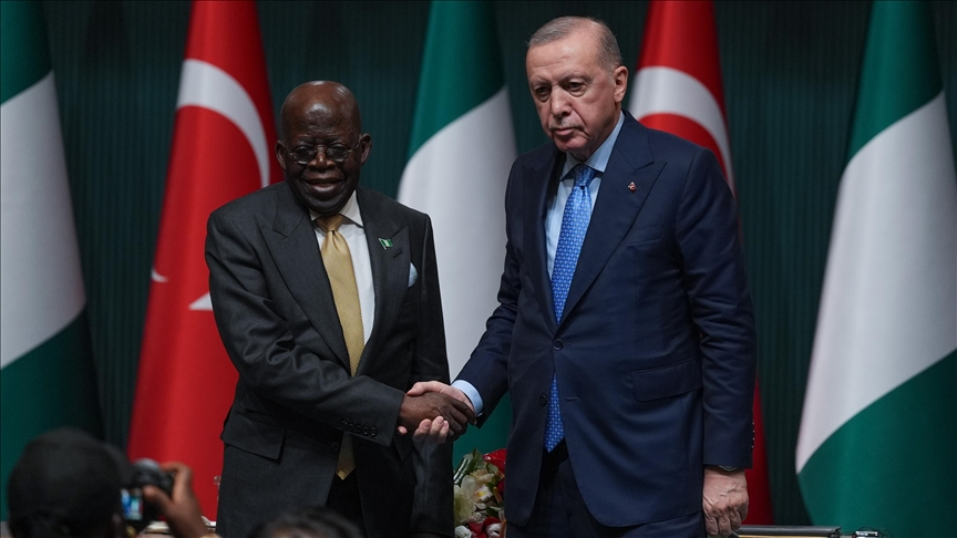 anadoluajansi's tweet photo. 🇹🇷🇳🇬 Nijerya basınında, Cumhurbaşkanı Tinubu'nun Türkiye ziyareti geniş yer buldu ⤵️

🔘 "Channels Television" yerel televizyon kanalının haberinde, Cumhurbaşkanı Erdoğan'ın Nijerya'nın terörle mücadelesine destek mesajları öne çıkarıldı

🔘 Daily Trust gazetesi, iki ülke arasında terörle mücadele ve askeri işbirliği alanlarında imzalanan anlaşmalara dikkat çekti

🔘 Premium Times gazetesi, Cumhurbaşkanı Erdoğan'ın Türkiye ile Nijerya arasındaki ticaret hacmini 5 milyar dolara çıkarma hedefini yinelediğini ifade etti

🔘 Nairametrics haber sitesinin haberinde, Türkiye'nin Nijerya ile 5 milyar dolarlık ticaret hacmi hedefini resmen ilan ettiği ve bu doğrultuda ekonomik işbirliğinin derinleştirileceği kaydedildi

🔘 The Guardian gazetesinin haberinde, Tinubu'nun Türkiye ziyaretinin "stratejik" nitelik taşıdığı belirtildi

🔘 Leadership gazetesi, görüşmelerin ulusal çıkarlar doğrultusunda planlandığını ve güvenlik ile savunma sanayisinin öncelikli başlıklar arasında yer aldığını vurguladı

🔘 The Cable gazetesi, ziyaretin Nijerya açısından "hızlı kazanımlar" üretebilecek bir diplomatik hamle olduğunun ve ülkede faaliyet gösteren 50'den fazla Türk firması bulunduğunun altını çizdi

🔗 https://t.co/fqD8UDan7Z