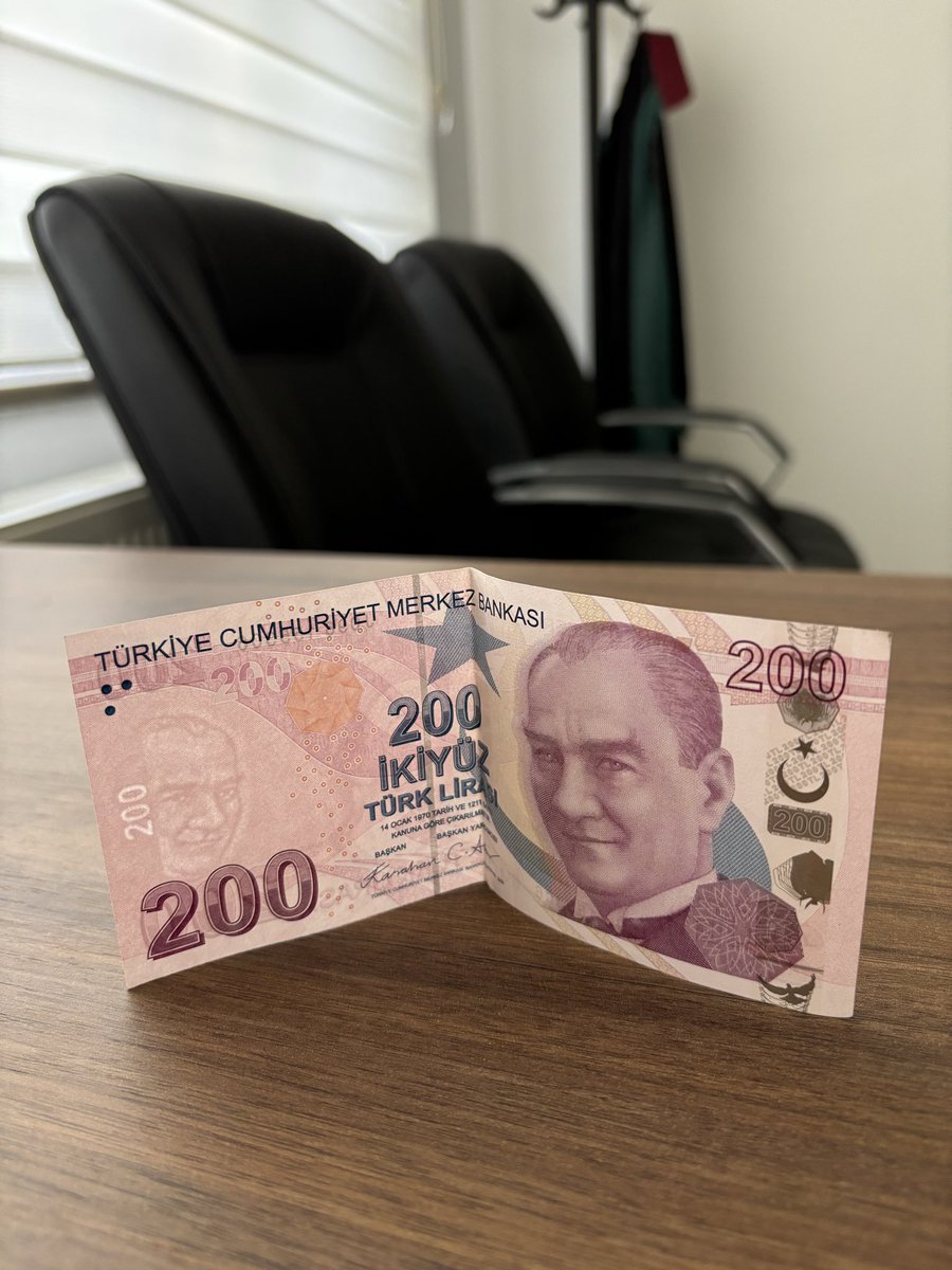 _thenyouwilldie's tweet photo. Ruhsatımı alırken bir teyze yanıma gelip rahmetli eşine benzediğimi ve bana bu parayı vererek şans getireceğini söyledi sakın harcama dedi 5 parasızken bile kilometrelerce yürüdüm bu parayı harcamadım bugünse kendi işimi kurdum ve arabamı aldım senin paran bana şans getirdi teyze https://t.co/D4WI72Cogl