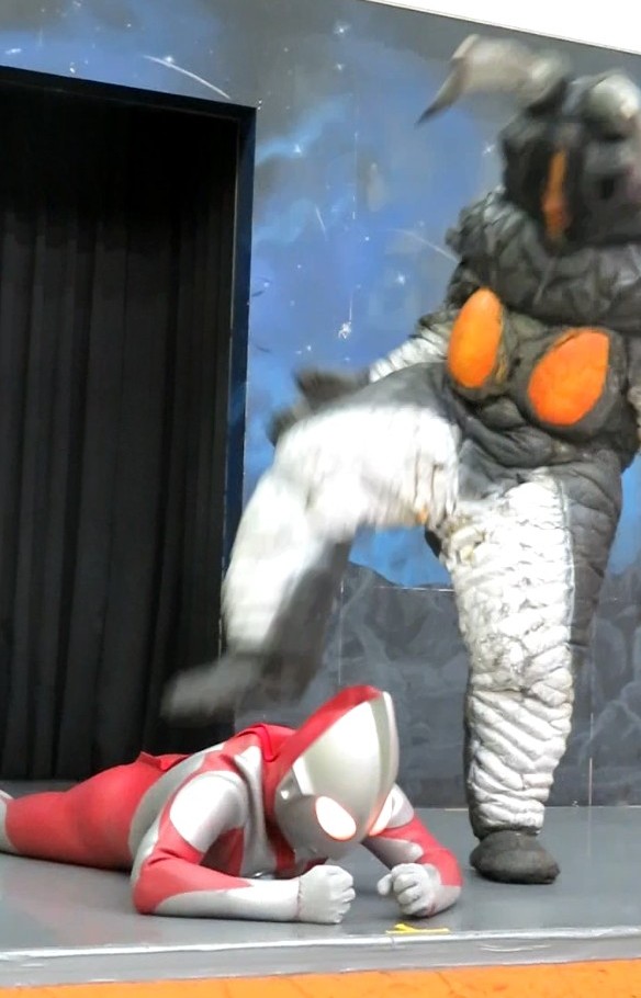 ダァァァァ！
初代の苦悶の叫び声が響き渡る！
宇宙恐竜にお前は弱いのだ！とばかりに成す術もなく、何度も踏みつけられる銀色の巨人…
彼に死の瞬間が刻一刻と迫っていた…

やられ好きじゃない男の人って初代の39話を観ても性的興奮せずに平気なものなのか知りたいです(苦笑)