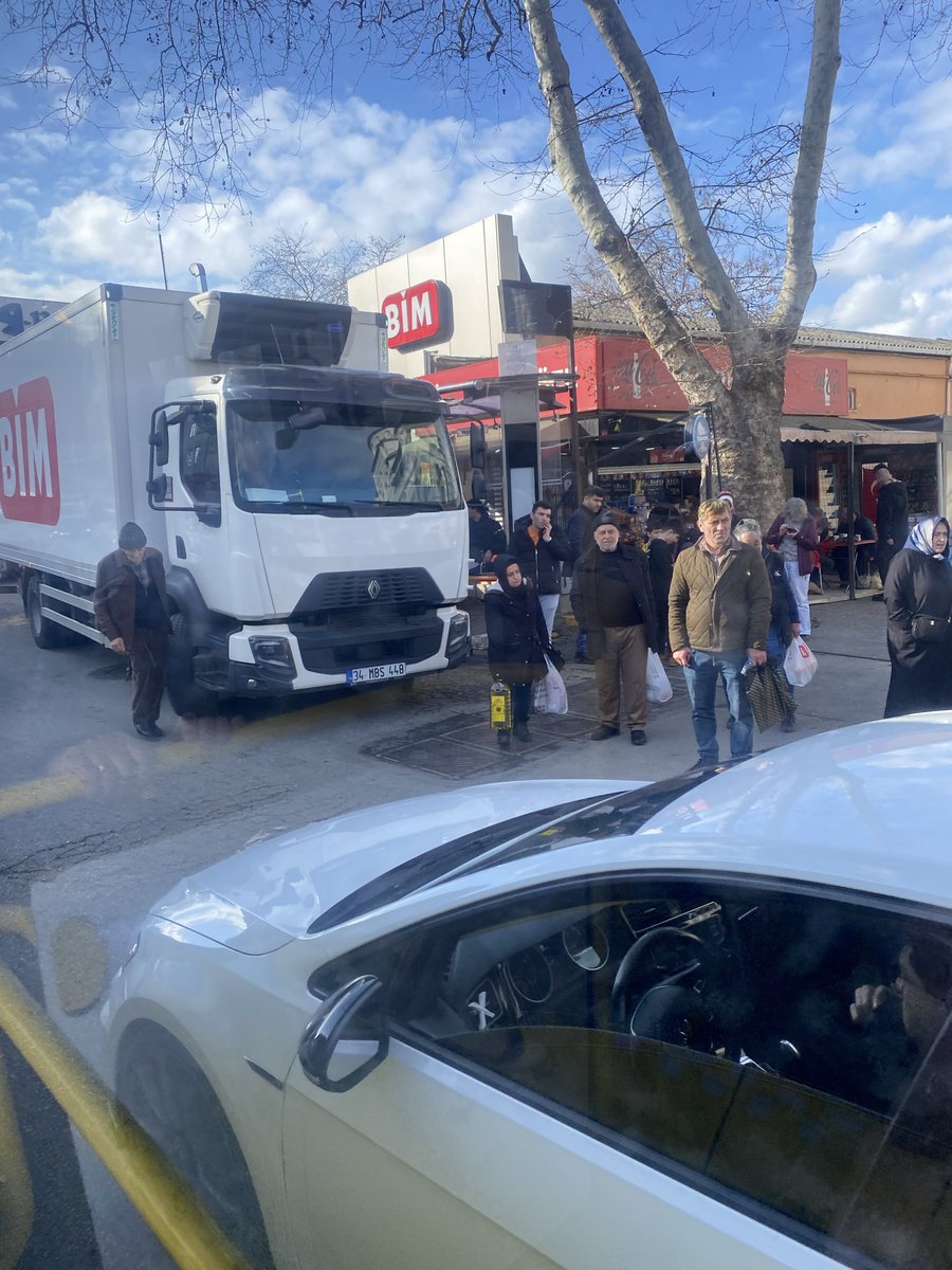 Sayın Beykoz belediyesi ilgileri resimdeki araç Paşabahçe durak önü tek şerit park ettiği için otobüsler durağa yanaşamıyor ve trafiğin kilitlenmesine sebebiyet veriyor. Resimde durum anlaşılıyor.Konu hakkında ilgili düzenleme ya da başka bir yaptırım yapılabilinirmi <a href="/Beykoz_Bld/">Beykoz Belediyesi</a>