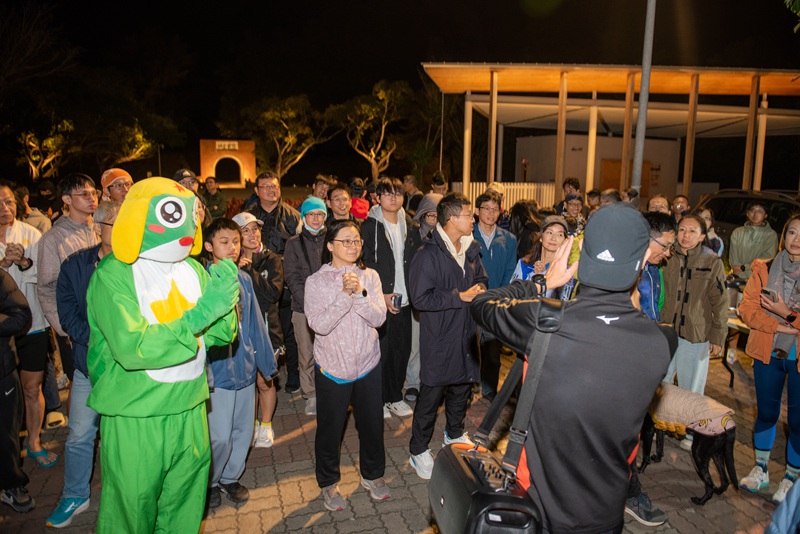 Keroro_3's tweet photo. 1月23日晚上Keroro去參加安平夜跑(Anping Night Run)的一人帶一食物尾牙聚餐活動,起跑之前在億載金城廣場大合照後宣布活動事項時keroro又被拍攝到,照片來自Facebook安平夜跑社團。 #尾牙 #忘年会 #夜ラン #NightRun #安平夜跑 #AnpingNightRun #安平 #Anping #台南 #Tainan #Taiwan #Keroro https://t.co/5DIgOthV2x