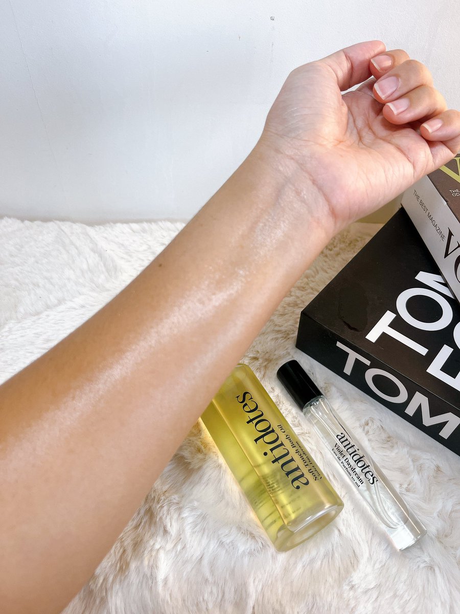 เจอบอดี้ออยที่ถูกจริตผิว กลิ่นหอมติดผิวจนแฟนถาม เราใช้ของแบรนด์ Antidotes ทาก่อนนอนทุกคืน ผิวดูเนียนขึ้น ฉ่ำเหมือนดื่มน้ำวันละ 8 แก้ว กลิ่นที่เราใช้เป็นกลิ่นใหม่ล่าสุด Violet Daydream 💜 เป็นกลิ่นที่พอดมแล้วนึกถึงสีม่วงทันที หอมแบบคนสวยเก๋ๆ น่าค้นหา ถ้าใช้ตอนกลางวัน