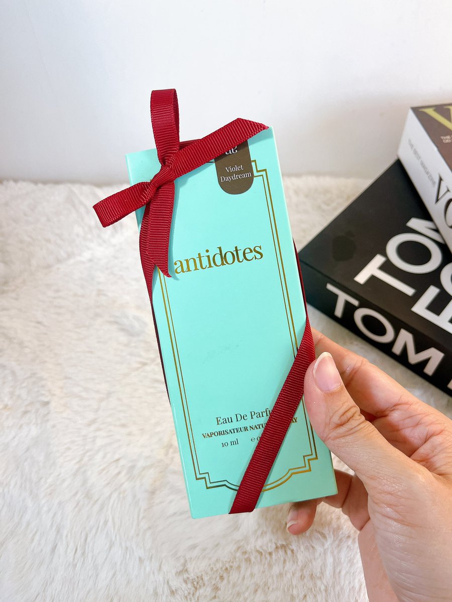 ปล.อีกสิ่งที่ชอบของแบรนด์นี้ เค้าดูดีเทล มีความใส่ใจสุดๆ ตัวขวดก็ดีไซน์สวยหรู หยิบใช้สะดวก วางแล้วเก๋ๆ มาก แล้วเค้าใช้ Perfumer ที่เชี่ยวชาญจริงๆ  ไปส่องๆ มา เค้าเคยทำให้ Tom Ford ด้วย