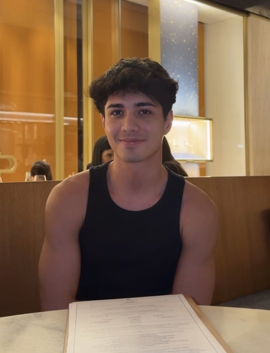 LopesCurioso's tweet image. Impressão minha, ou o Helton ficou mais bonito e gostoso depois desse término?? 🤭