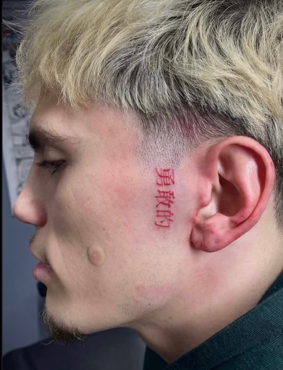 ManUnitedMedia's tweet image. Alejandro Garnacho’s just got a new face tattoo. It says “Valiente”, which translates to brave and courageous 🤝🏼

In my language, it translates to “Plonker.”