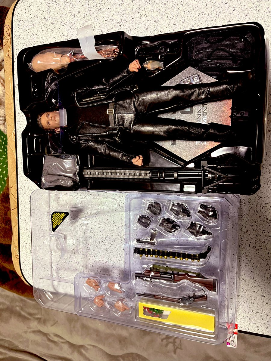 ZATS_Az_Drive's tweet photo. やったぜ。

ずっと欲しかったターミネーター2の
T-800 ver2.0やっと来たあああ

マジここのメーカーのクオリティヤバい
レザーの質感がいい　銃火器もグレポンに弾込めれるし、M1887もレバーアクション出来る　

同じシリーズのジョン・ウィックと比べてもずっしりしてる　最高や

デデンデンデデン https://t.co/8qf80qzD1H