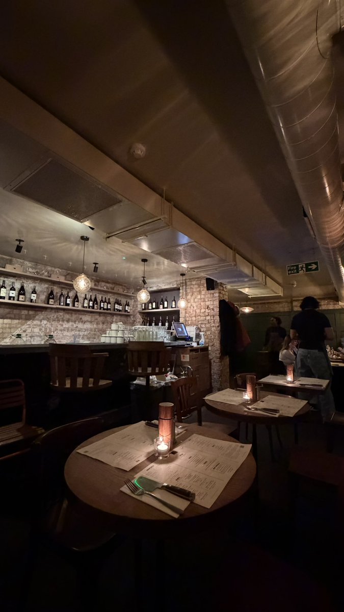 doublecinds's tweet photo. The first time I tried the famous Flat Iron Steak in London, it was so incredibly delicious that it genuinely made me want to cry.

Silly me, I didn’t order any side dishes because I thought the steak already came with sides as part of the package https://t.co/zWbWqFhzOq