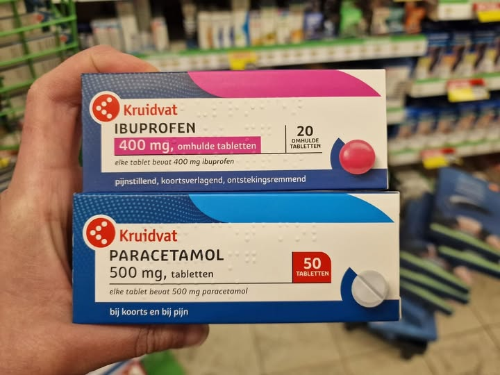 WimdenOudsten's tweet photo. We slikken onszelf kapot.
En noemen dat zorg.
Een kuchje? Pil.
Koorts? Pil.
Pijn? Pil.
Kind ziek? Pil.
Voorschriftje hier.
Voorschriftje daar.
Alsof je bij de snackbar staat.
“Doe maar nummer 7.”
Maar hier komt de waarheid
die niemand je vertelt:
Antibiotica geneest je niet.
Het maakt je weerloos.
Het doodt bacteriën.
Niet alleen de slechte.
Ook de goede.
En die goede bacteriën
zíjn je verdediging.
Je immuunsysteem.
Je darmen.
Je brein.
Je energie.
Je stemming.
Je herstel.
Neem één kuur
en het is alsof je je eigen leger verbrandt
terwijl de vijand nog niet eens binnen is.
Daarna gebeurt dit:
Leger weg →
weerstand omlaag →
ontstekingen omhoog →
nieuwe klachten.
En wat doen we dan?
Nog een kuur.
Nog een pil.
Nog minder verdediging.
Zo ontstaat de cirkel
die niemand “behandeling” durft te noemen.
Blaasontsteking.
Keelpijn.
Longontsteking.
Huidproblemen.
Darmklachten.
Vermoeidheid.
Brain fog.
Depressieve klachten.
Niet omdat je pech hebt.
Maar omdat je lijf geen leger meer heeft.
En alsof dat nog niet genoeg is
drukken we het alarmsysteem uit.
Paracetamol.
Ibuprofen.
Naproxen.
Pijn weg = probleem opgelost.
Toch?
Nee.
Je zet het brandalarm uit
terwijl het huis nog brandt.
Pijnstillers halen het signaal weg.
Niet de oorzaak.
Ze belasten je lever.
Ze verstoren je darmen.
Ze remmen ontsteking die je nodig had om te herstellen.
Ze maken je stiller. Niet gezonder.
Je lichaam mag niet meer praten.
Dus gaat het fluisteren.
En daarna schreeuwen.
We dempen.
We verdoven.
We onderdrukken.
En noemen dat “functioneren”.
Maar gezondheid koop je niet bij de apotheek.
Je bouwt het.
Met wat je eet.
Wat je drinkt.
Hoe je slaapt.
Hoe je beweegt.
Hoe je ademt.
Hoe je leeft.
Ziekte is geen pech.
Ziekte is informatie.
Je lichaam zegt niet:
“Help, geef me een pil.”
Het zegt:
“Help, ik heb geen verdediging meer.”
Als je wilt stoppen met telkens opnieuw ziek worden.
Als je wilt stoppen met pleisters plakken op een systeem dat lekt.
Als je wilt begrijpen waar gezondheid écht begint…
Dan moet je niet harder vechten.
Maar slimmer bouwen.
