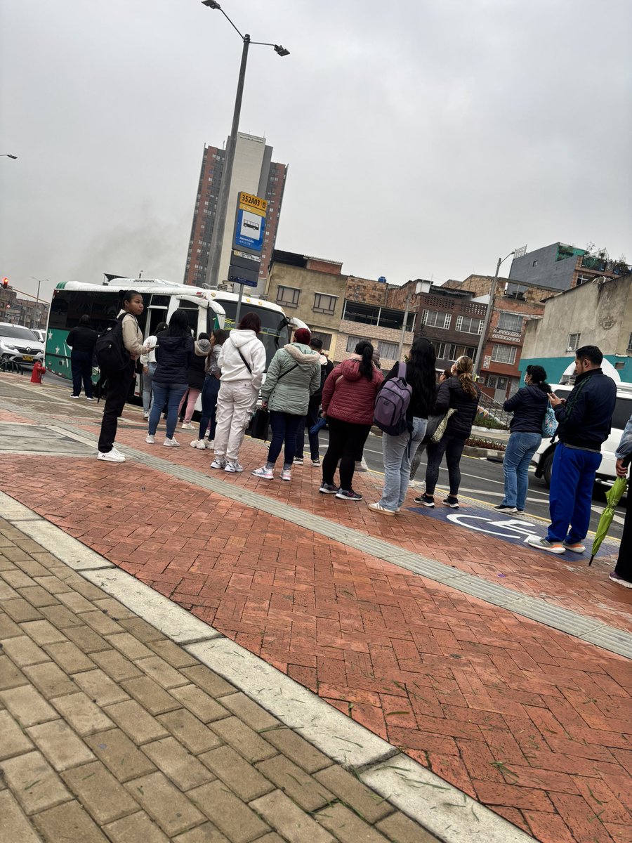 Implementaron 2 rutas en horas pico que pasan cada 20 min en “desalimentación” y a esta hora siempre hay como 30 personas esperando rutas <a href="/TransMilenio/">TransMilenio</a>