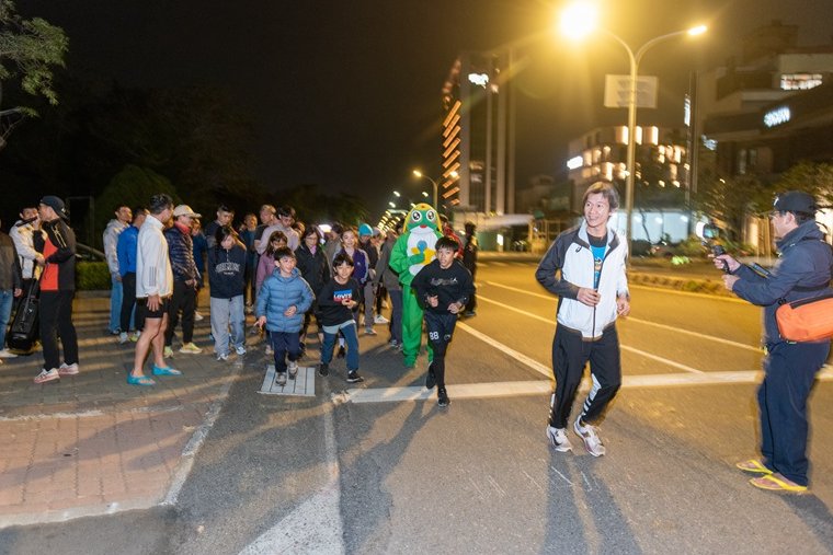 Keroro_3's tweet photo. 1月23日晚上Keroro去參加安平夜跑(Anping Night Run)的一人帶一食物尾牙聚餐活動,晚上8點整親子跑組別出發起跑畫面,跑一小圈就回來了,照片來自Facebook安平夜跑社團。 #尾牙 #忘年会 #夜ラン #NightRun #安平夜跑 #AnpingNightRun #安平 #Anping #台南 #Tainan #Taiwan #Keroro https://t.co/6rLDrgcnH1