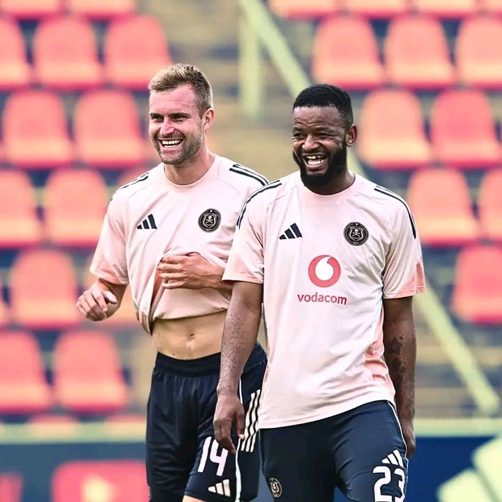 BrunoBaartman's tweet image. Mbule all smiles in training today,these X wanna be journalists were already pushing dizzy agendas,I feel sorry for you if you listen to them.