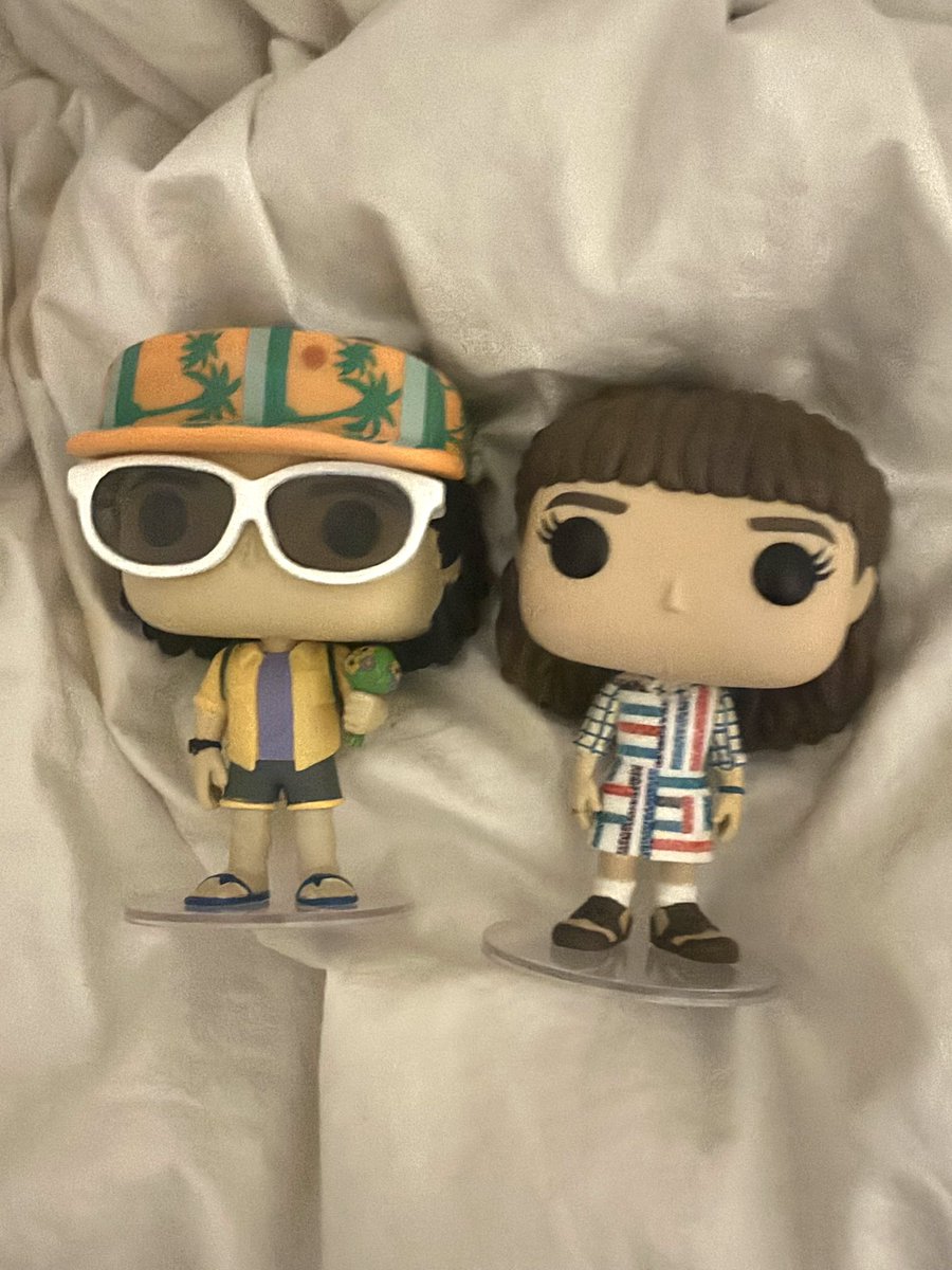 밀레븐 롤러장 펀코 커플로 모았다 ෆ˃̶͈̑.˂̶͈̑ෆ
캘리포니아때 옷이 알록달록해서 너무 귀여움
일단 엘 펀코에 011 숫자 써있는게 찐 감다살임
#mileven