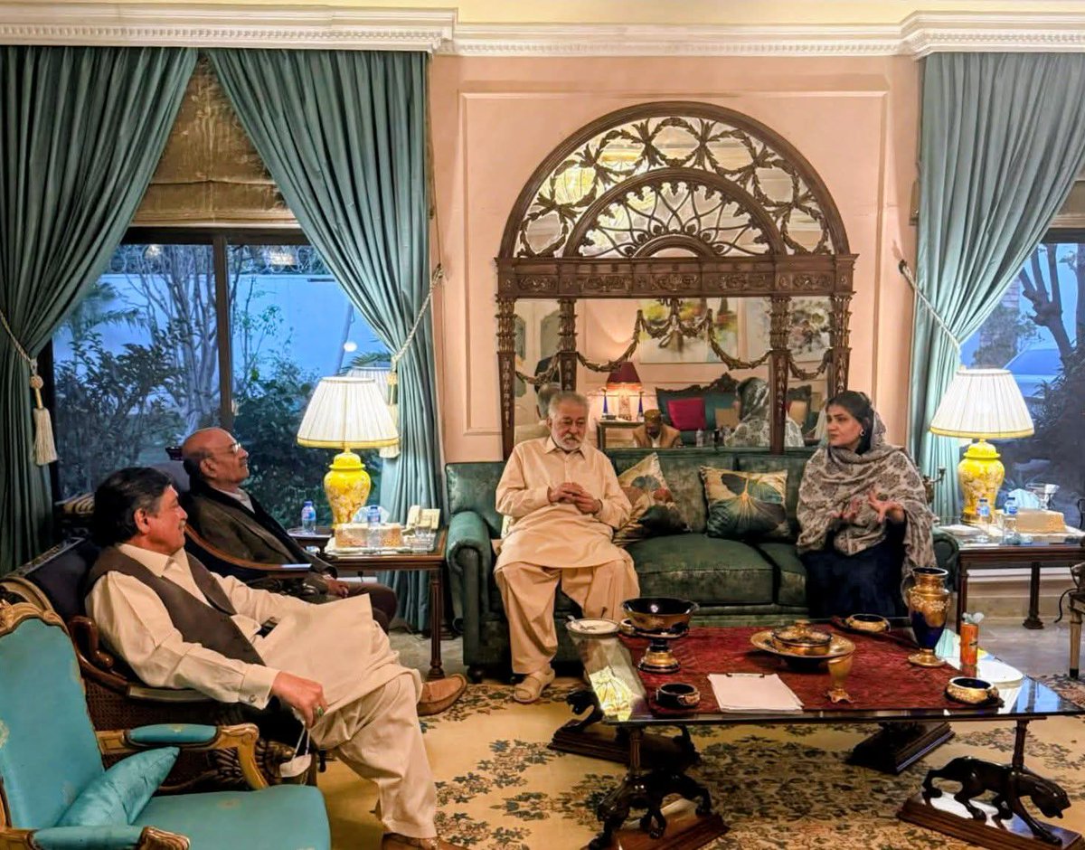 حرن کے روحانی پیشوا اور جی ڈی اے کے سربراہ اعلیٰ حضرت پیر صاحب پگارا سے سابق ایم این اے حر فقیرانی سائرہ بانو کلیم اللہ وساڻ نے فنکشنل مسلم لیگ سندھ کے صدر سید صدرالدین شاہ راشدی کے ہمراہ ملاقات کی۔ ملاقات میں موجودہ سیاسی صورتحال اور آئندہ کی حکمت عملی پر تبادلۂ خیال کیا گیا۔