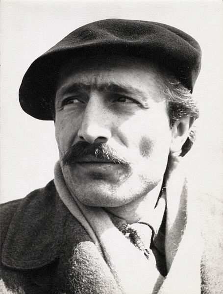 "İnsan büyüdükçe mi artıyor dertleri?.. Yoksa insan büyüdükçe mi anlıyor gerçekleri.?”

Cumhuriyet döneminin en naif şairlerinden, #ÖzdemirAsaf’ı ölüm yıl dönümünde, sevgi dolu yüreğini katarak kaleme aldığı duygu yüklü muhteşem dizeleriyle özlemle, sevgiyle ve saygıyla anıyorum.