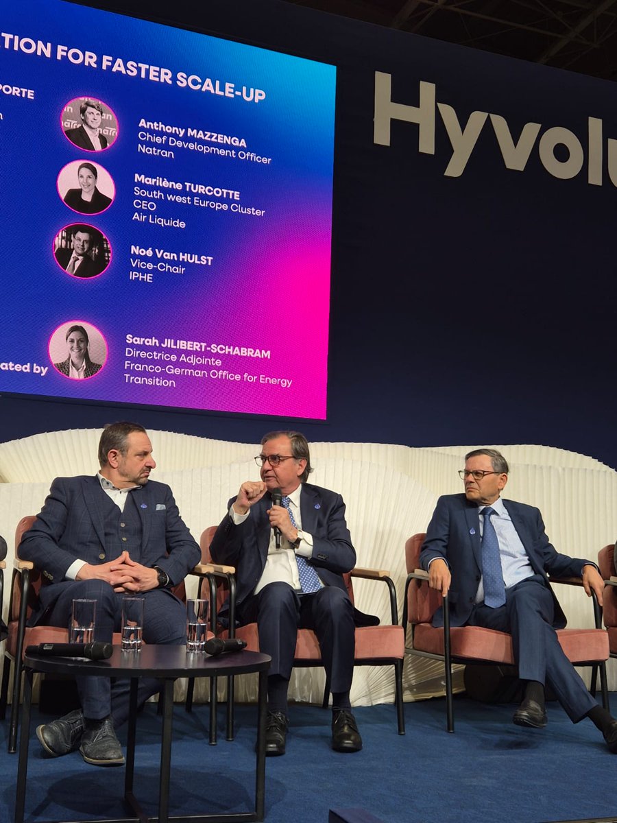 Embajada de Chile en Francia tweet media