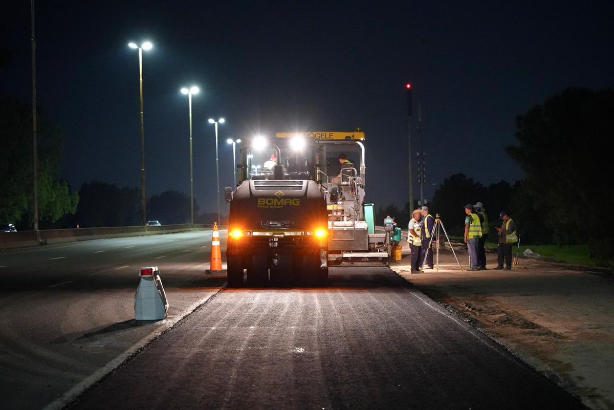 joserarteaga's tweet image. LA OBRA PÚBLICA NO SE DETIENE EN PBA 🚧🛣️

Anoche, junto al gobernador @Kicillofok y el ministro @gkatopodis recorrimos el avance de la construcción del cuarto carril en la Autopista Bs. As. - #LaPlata.  

Una obra clave de 20 km a realizar en dos etapas que incluye:…