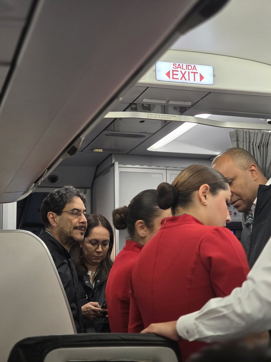 Rincon001A's tweet image. Urgente 🇨🇴 

Nos acaban de Filtrar un video del Vuelo AV4817 Bogotá - Neiva dónde los pasajeros se negaban a qué el señor Iván Cepeda viajará en el vuelo 

Colombia no los quiere !
Nos indican que prohibieron la grabación 

Fuera Petro
Fuera Iván Cepeda 

El país despertó