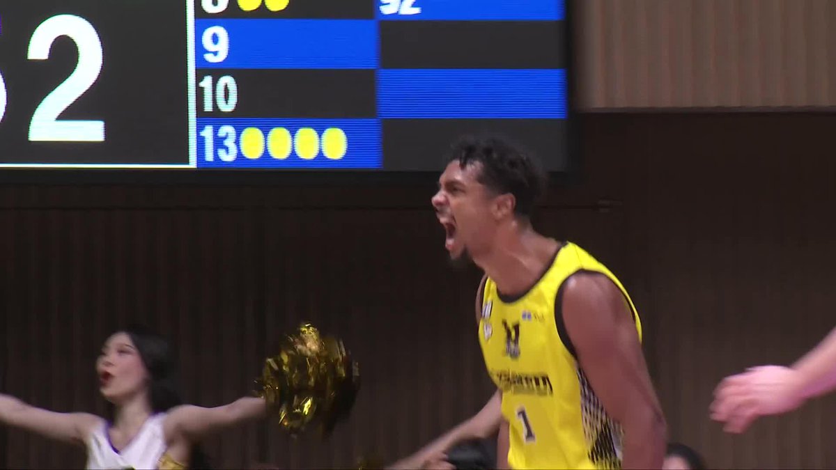 On their heads twin 🥷