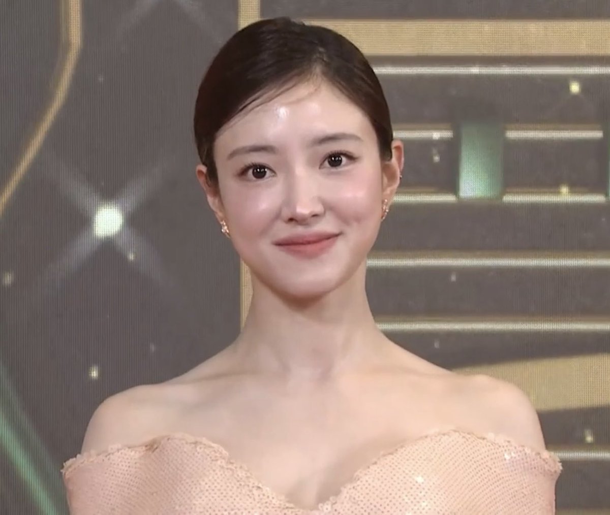 이정도면 20년 동결건조한거아닐까
이세영 존나 그대로 잘 컸음의 표본이신데