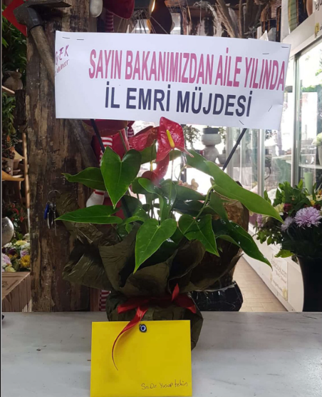 Yasingrms0's tweet photo. 🚨''Milli Eğitim Bakanı Yusuf Tekin'e öğretmenler çiçek gönderdi''

İl emri bekleyen öğretmenlerimiz Bakan Yusuf Tekin'e çiçek gönderdi.

Mesajda şu ifadelere yer verildi:

“Sayın Bakanım Yusuf Tekin, Aile yılında eğitimde aile birliğine verdiğiniz kıymetli değeri ve “önce aile” hassasiyetinizi her zaman şükranla takip ediyoruz. 

Yarıyıl döneminde kontenjan yetersizliğinden yaşanan mağduriyetin, sizin her zaman yanımızda olan çözüm odaklı yaklaşımınızla aşılacağına inancımız tamdır.

Sağlık özrü mağduriyetinin giderilmesi ve aile birliğimizin parçalanmaması adına bu ara tatilde sizden bir “İl Emri” müjdesi bekliyor, eğitim camiasına olan babacan yaklaşımınız için teşekkür ediyoruz.  

Saygılarımızla, İL EMRİ BEKLEYEN ÖĞRETMENLER”