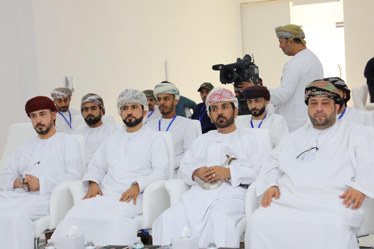 madenavoice's tweet photo. الكلية المهنية بصحم تنظّم الملتقى البحثي العلمي الثالث

تحت رعاية الفاضل/ أحمد بن سالم الحجري، مدير عام المديرية العامة للعمل بمحافظة شمال الباطنة، وبحضور الأستاذ/ خالد المعمري مدير الكلية المهنية بصحم، وعدد من المدعوين، نظّمت الكلية المهنية بصحم، ممثّلة بقسم الدراسات التجارية، صباح اليوم الملتقى البحثي العلمي الثالث بعنوان: «البحث العلمي في الكليات المهنية: من التحدي إلى التمكين»، وذلك بمشاركة نخبة من الأكاديميين والمهتمين بالبحث العلمي من مختلف الكليات المهنية.

وألقت كلمة الملتقى الفاضلة/ مريم الفزارية من قسم الدراسات التجارية بالكلية، أكدت خلالها أهمية البحث العلمي ودوره المحوري في تطوير العملية التعليمية وتعزيز جودة مخرجات الكليات المهنية. كما تضمّن الملتقى عرضًا مرئيًا استعرض انطلاقة الملتقيات البحثية في نسختيها الأولى والثانية، إلى جانب تقديم محور بعنوان «نماذج وممارسات في الكليات المهنية حول البحث العلمي»، تناول عددًا من التجارب والمبادرات البحثية المتميزة.

وتحدّث المهندس/ عبدالله البريكي من قسم تقنيات الزراعة بالكلية عن الصعوبات التي تواجه تطبيق منهجية البحث العلمي في تخصص التقنيات الزراعية ضمن التعليم المهني، فيما استعرض المهندس/ حمود الحوسني من قسم هندسة الطاقة، والمهندس/ سلمان الكازروني من قسم هندسة الإلكترونيات، أبرز المعوّقات التي تواجه البحث العلمي في الكليات المهنية، ومن بينها محدودية الدعم المالي للبحوث العلمية والتطبيقية، ونقص البنية التحتية البحثية، إلى جانب تحديات أخرى.

وشهد الملتقى عقد جلسة حوارية ناقشت أبرز التحديات والفرص في مجال البحث العلمي بالكليات المهنية، أدارتها الفاضلة/ صبحاء السريحية من قسم الدراسات التجارية، واستضافت نخبة من المختصين وأعضاء الهيئة الأكاديمية، وهم: الدكتور/ عادل حسن، أستاذ مساعد بكلية إدارة الأعمال بجامعة صحار، والمهندس/ هيثم الحراصي، رئيس قسم هندسة تقنية السيارات بالكلية المهنية بصحم، والأستاذة/ موزة المعمرية، مدرّسة لغة إنجليزية بالكلية المهنية بصحم.
وقد استعرض الضيوف تجاربهم البحثية وناقشوا سبل تطوير منظومة البحث العلمي وتعزيز الشراكة مع مؤسسات سوق العمل.

وشارك في الملتقى عدد من الكليات المهنية، شملت كليات الخابورة، وشناص، والبريمي، وعبري، وأسفر عن مجموعة من التوصيات والمقترحات الهادفة إلى تمكين البحث العلمي وتفعيل دوره في البيئة التعليمية.

واختُتم الملتقى بفقرة التكريم، تقديرًا للمشاركين والداعمين، في أجواء عكست أهمية الملتقى ومخرجاته العلمية.

#شاهد_الصور 
#صوت_صحم_للإعلام 
https://t.co/19smOQG3IV

#تغطية 
#صوت_صحم_للإعلام