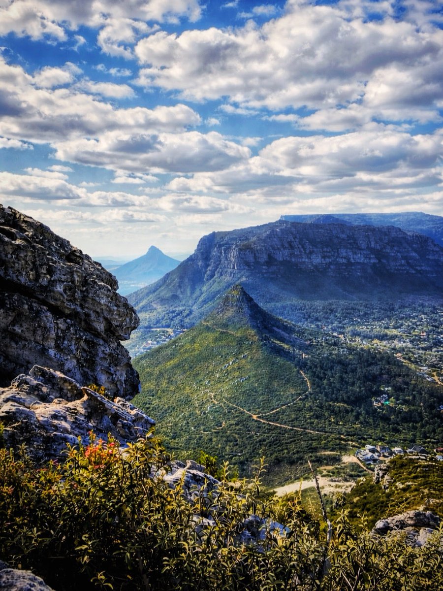 LlewellynBester's tweet image. Cape Town’s mountains don’t just frame the city, they hold it steady, reminding the ocean and the streets below to breathe.

#PhotographyTwitter #PhotoTwitter #VisualStorytelling #LandscapePhotography #SouthAfricaPhotography
