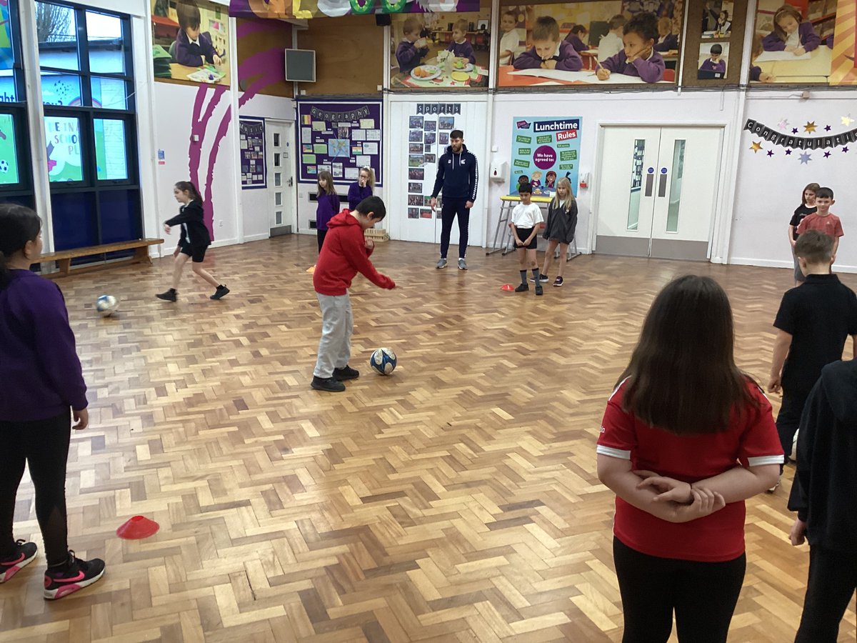 StudyUnitedFC's tweet photo. Massive thanks to Will Evans from @SUFCOfficial for supporting our Reading Stars project! He's coaching our pupils & talking about his journey with dyslexia.
@NorthLincsCNews
#ReadingStars #DyslexiaAwareness #Inspiration https://t.co/JxFV229Lye