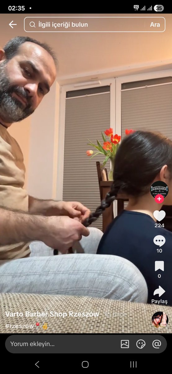 Polonya'nın Rzeszow şehrinde Varto Berber diye bir işyeri sahibinin paylaşımları.

Diğer bir çok bölücü gibi Turkish adını tabelasına kondurup Türk ismiyle para kazanıyor ve berberlik yapıyor. Üstelik yeşil pasaport sahibi. 

Bunun gibi bir çok kişi var. Hem Türk vatandaşlığının