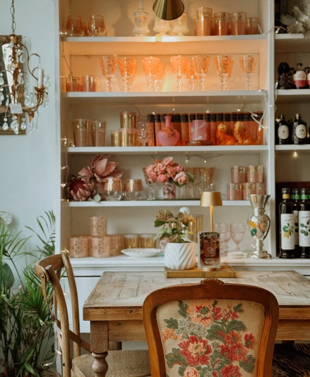 LangArtwork's tweet image. "Well traveled and collected as we go.  Our vibe is casual and comfortable.. “a kick off your shoes and settle in for a minute or the afternoon” 🦋"- Patina Vie, Artist of the Month

#langartwork #casual #comfortable #art