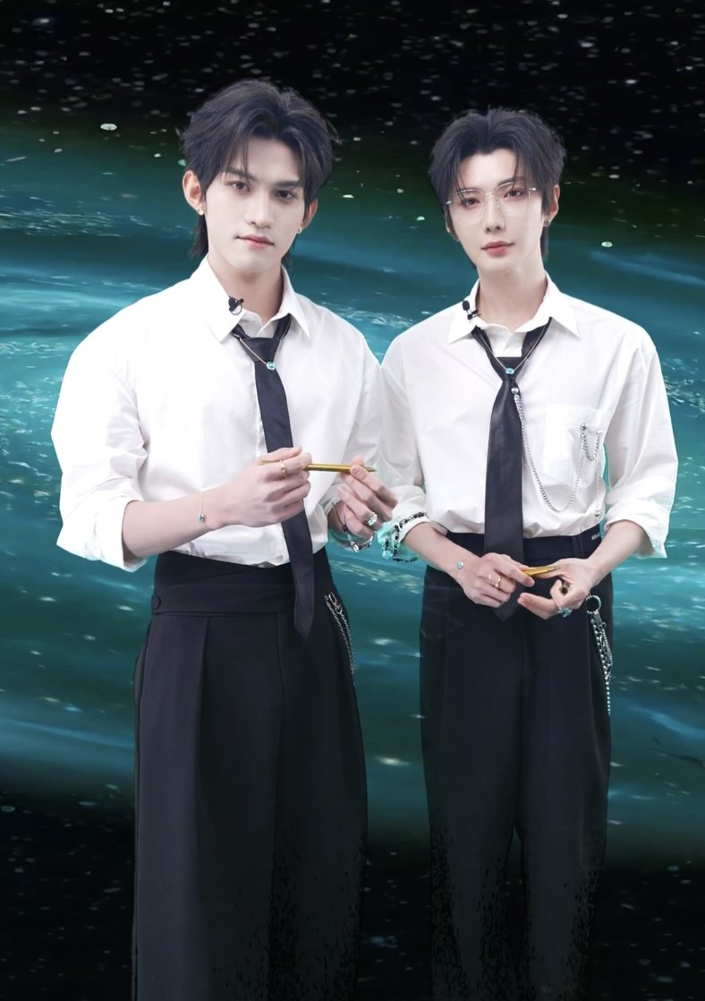 jiuxiaoer's tweet image. Jan. 28 Carslan x #YunQi &amp;amp; #HaoYiran Livestream Thread

- HAHAHAHA WTF IS THIS GREEN SCREEN I AM LAUGHING - I CAN'T DEAL HAHAHA THEY STOOD THERE SO AWKWARD FOR 10 SECONDS
- YQ omg right off the bat: I'm so happy to be here with Hao-laoshi