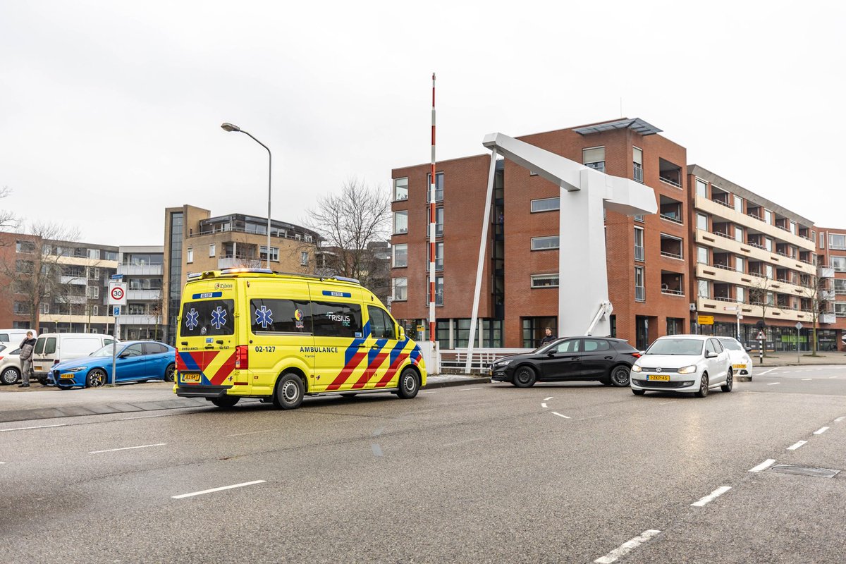 Fietser ernstig gewond na botsing met bestelauto