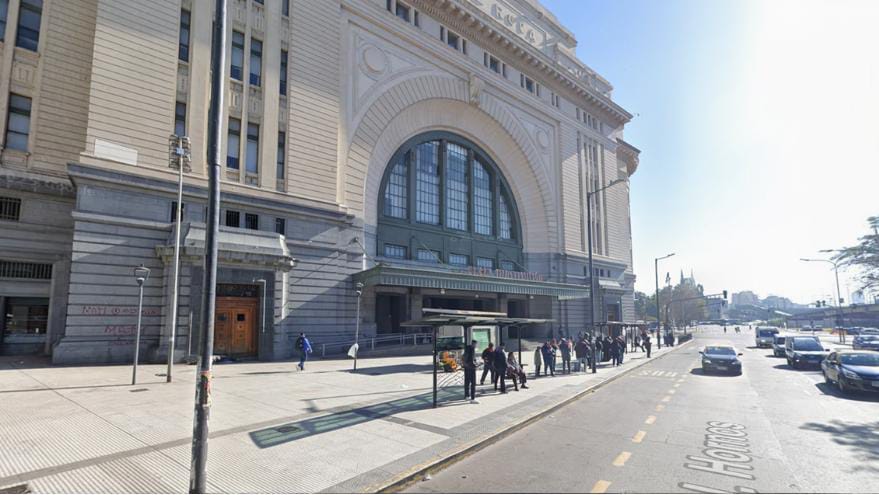 nicogallardo97's tweet image. Te bajás del tren en Constitución. Todavía tenés que tomarte un colectivo para llegar al laburo. Y tenés que esperarlo parado bajo un sol que te incendia.

Pero podrías esperar con sombra y rodeado de verde 👇🏻