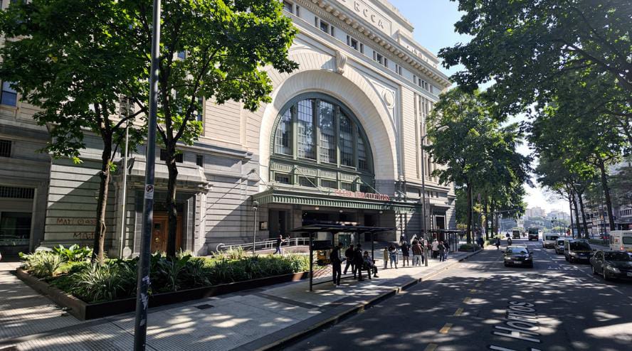 nicogallardo97's tweet image. Te bajás del tren en Constitución. Todavía tenés que tomarte un colectivo para llegar al laburo. Y tenés que esperarlo parado bajo un sol que te incendia.

Pero podrías esperar con sombra y rodeado de verde 👇🏻