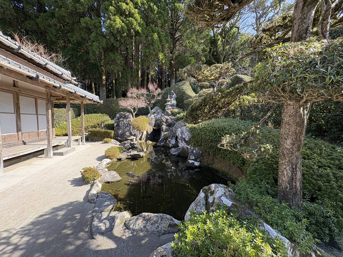 知覧武家屋敷。
鹿児島はかなり前には何度かクルーズの仕事で来たことはあったのですが、色々とお勉強し直しです。やばい、鹿児島楽しすぎw。仕事で毎回新しい場所をやるのは疲れるけど、新しい場所に来ると急に自分のアンテナが全方角集中モードになって脳がワクワクするのを感じます。