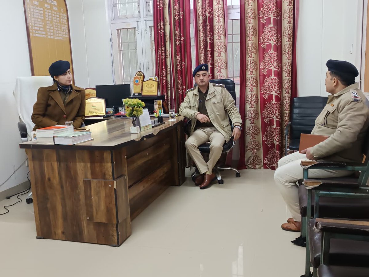 SpNurpur's tweet photo. पुलिस उप-महानिरीक्षक (उत्तरी रेंज) सुश्री सौम्या साम्बशिवन, आईपीएस द्वारा इन्दौरा और फतेहपुर पुलिस थानों का निरीक्षण किया गया। इस दौरान पंजाब सीमा पर स्थित सुरक्षा नाकों की समीक्षा के साथ-साथ क्षेत्र की कानून-व्यवस्था का जायजा लिया गया। https://t.co/iTPrPYQAFN