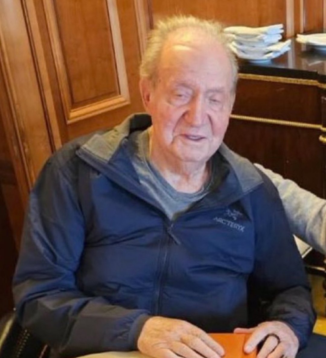 atrapas2828's tweet image. Fachas que se levantan a las 6 de la mañana para ir a trabajar por 1200 euros, llorando de pena por esta foto del borracho, ladrón y putero del Emérito, que lleva toda su vida viviendo rodeado de lujos y servidumbre con el dinero de todos ellos 🤣🤣🤣🤣🤣

No puedo más 🤣🤣🤣