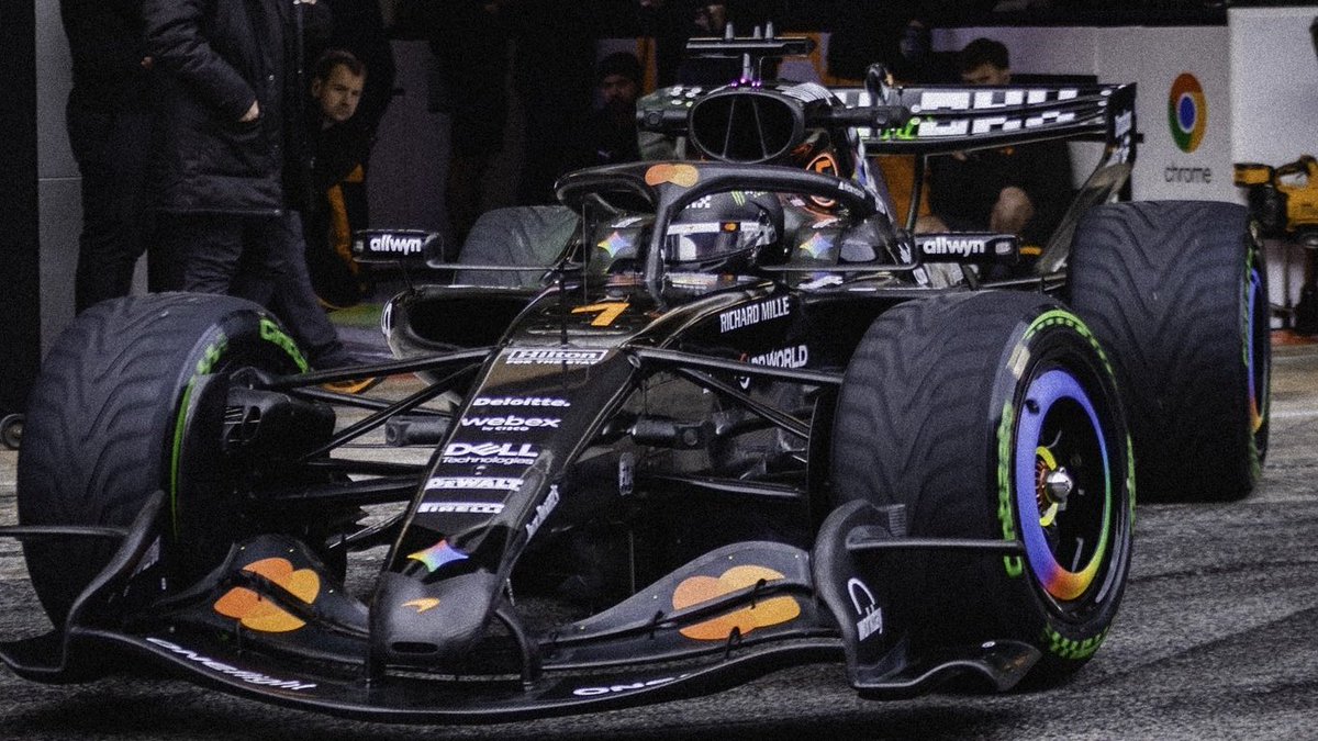 desde sus primeros tests con mclaren usando el 47 cuando ni siquiera era piloto reserva en 2017 a sus primeros tests como piloto titular usando SU 4 en 2019 a sus primeros tests como campeón del mundo usando ese 1 tan merecido en 2026, estoy tan orgullosa de él 🥹💚
