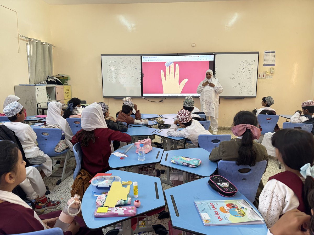 تم تنفيذ نشاط توعوي لطلاب الصف الرابع (11) بعنوان أهمية النظافة الشخصية، قدمته ممرضة الصحة المدرسية عائشة العويسية، حيث تم مناقشة مفهوم النظافة الشخصية وطرق المحافظة عليها، وقد ساهم النشاط في رفع وعي الطلاب بأهمية النظافة في حياتهم .
#تعليمية_شمال_الشرقية